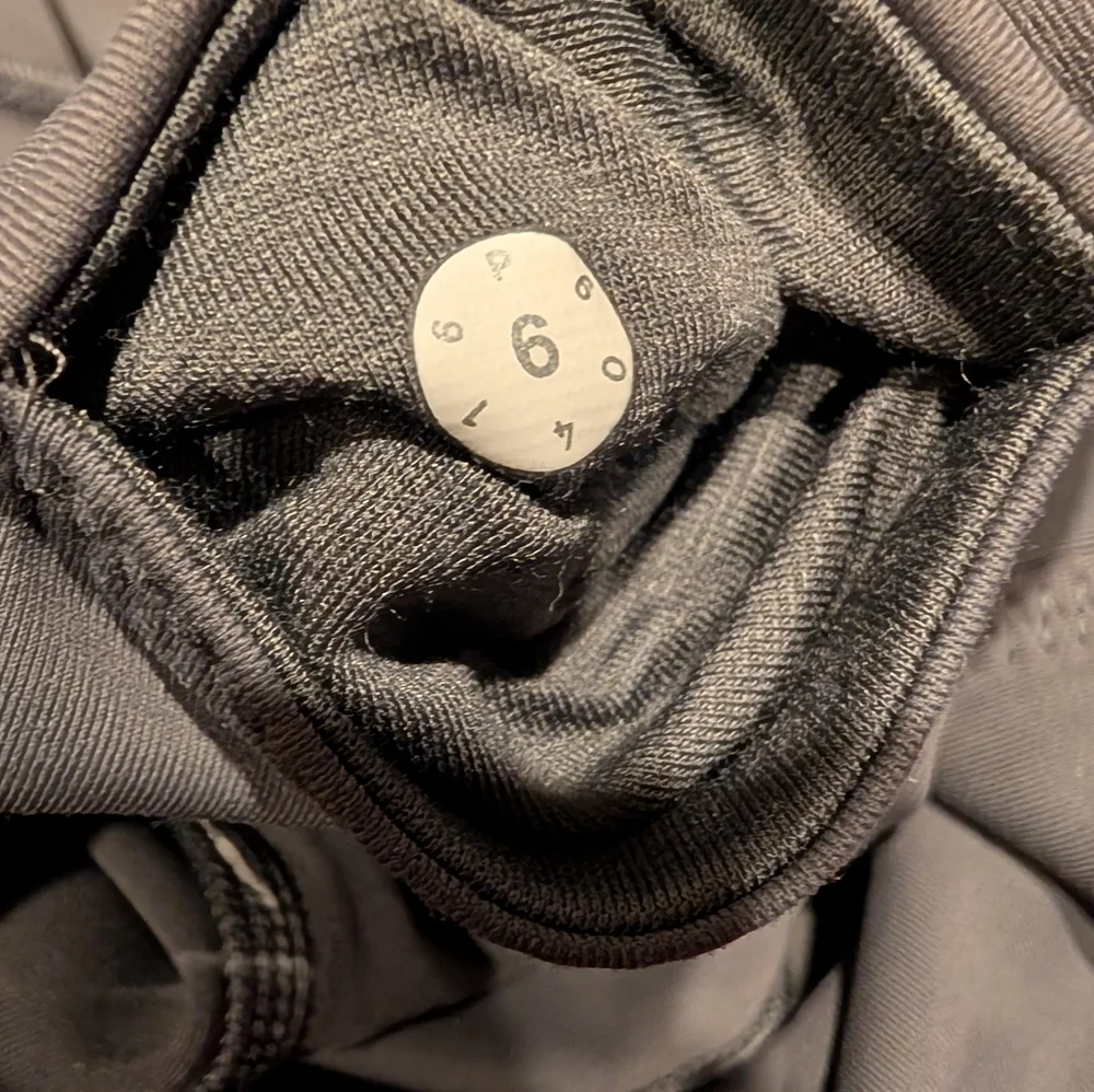 Lululemon All The Right Places Crop II (23") Dark Carbon Size 6 - Picture 10 of 10